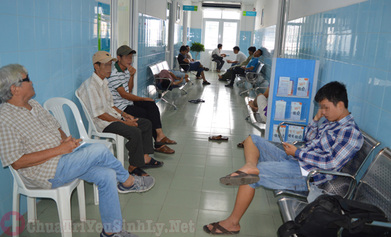 Bệnh nhân chờ khám nam khoa tại bệnh viện Bình Dân
