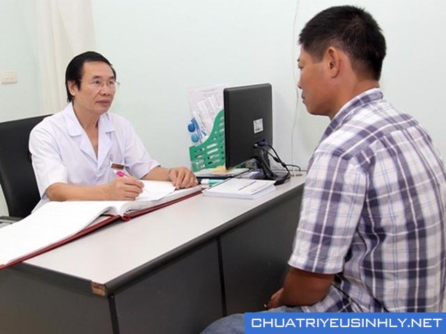 Bác sĩ khám chẩn đoán và kê thuốc điều trị rối loạn cương dương